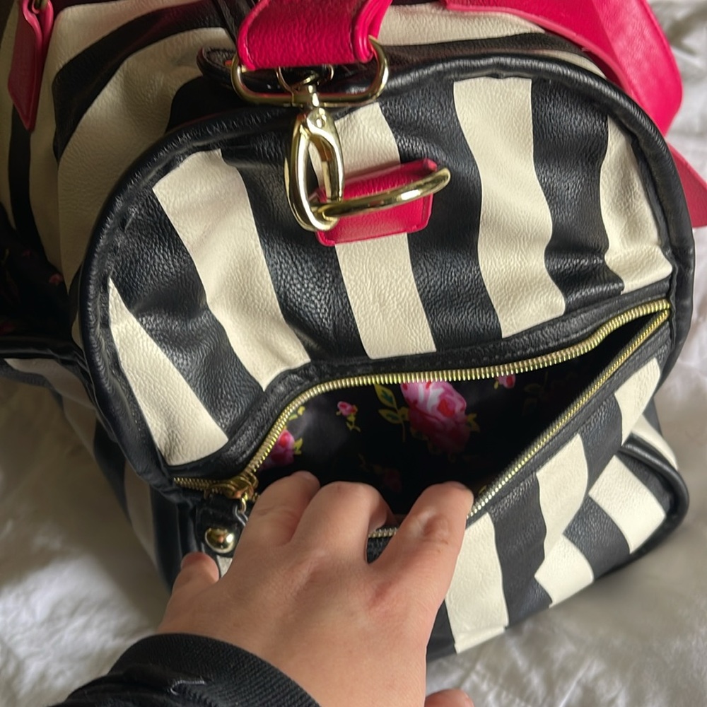 Betsy Johnson travel tote. - Picture 4 of 8